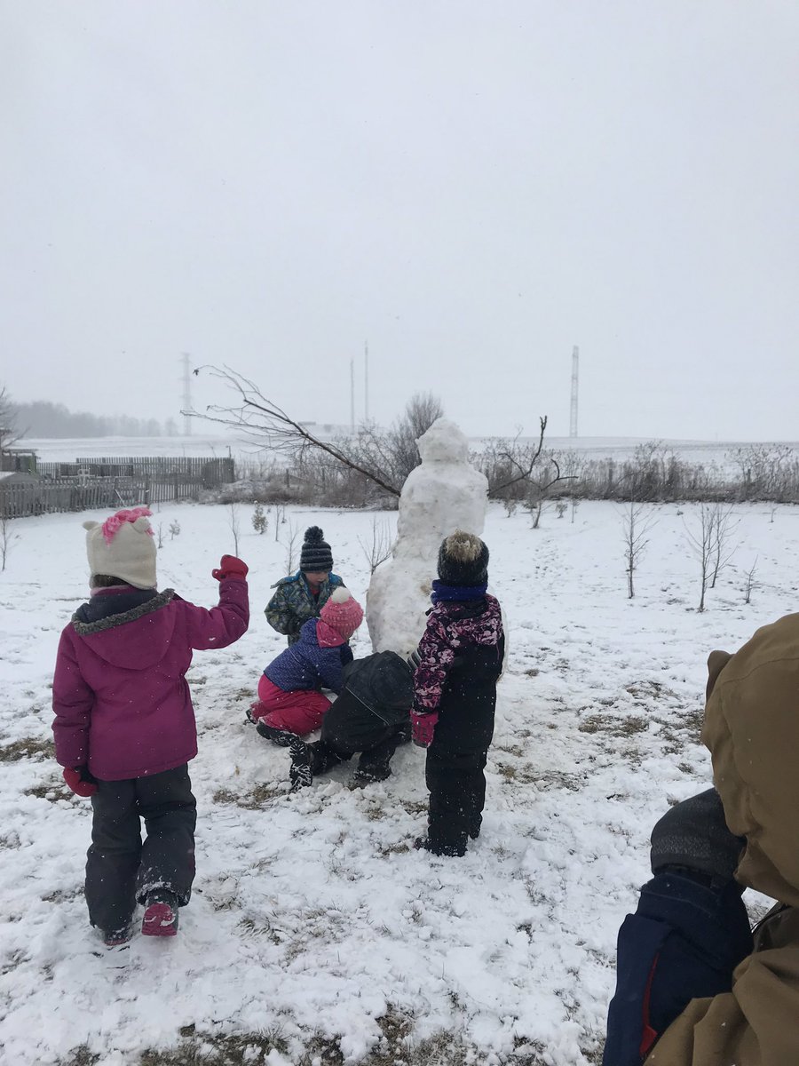 Kat_runz's tweet photo. Great day for building a snowman @SouthRidgeTVDSB #lovemyjob #kindergarten #teameffort https://t.co/wdhZs9pGmD