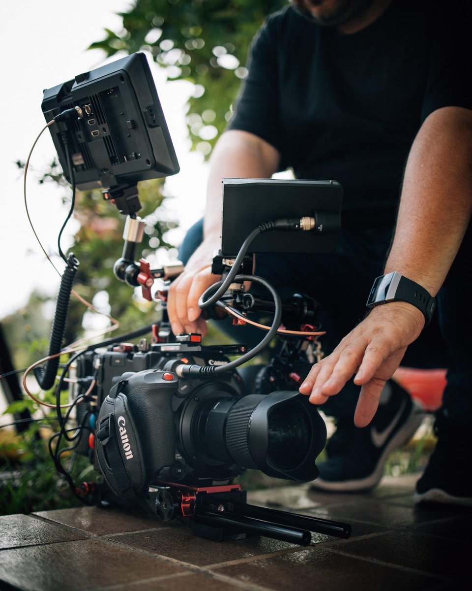 Zacuto's tweet photo. Mick from @filthylookfilms built a custom #CanonC500MKII Recoil Rig with our shorty grips, #Gratical Eye & extra articulating arms. Beautiful rig 🤩 Build your ideal rig at https://t.co/CpLSzTrMzH or email sales@zacuto.com & we'll help you build something that will work for you! https://t.co/RFGOtB6smE