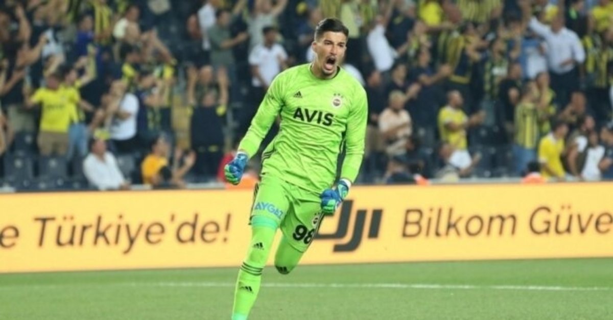 Bu sene önünde ki berbat defans kurgusu nedeniyle, kıymetini herkesin anlayamadığı ama Fenerbahçe kalesinin 15 yıl sahibi olacak olan Türkiye'nin en iyi kalecisi.