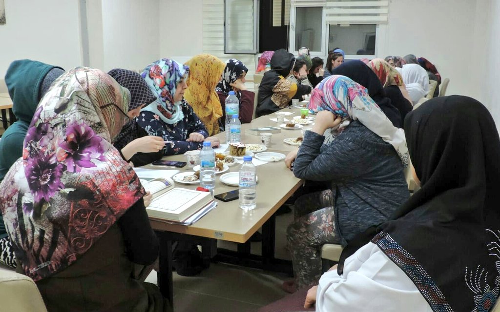 Saliha Sultan Yurt Müdürlüğü olarak öğrencilerimiz ile birlikte Hocalı Katliamının yıldönümü kapsamında hayatlarını kaybedenler için Kuranı Kerim tilaveti yapıp dua ettik. #BenimYurdumKYK