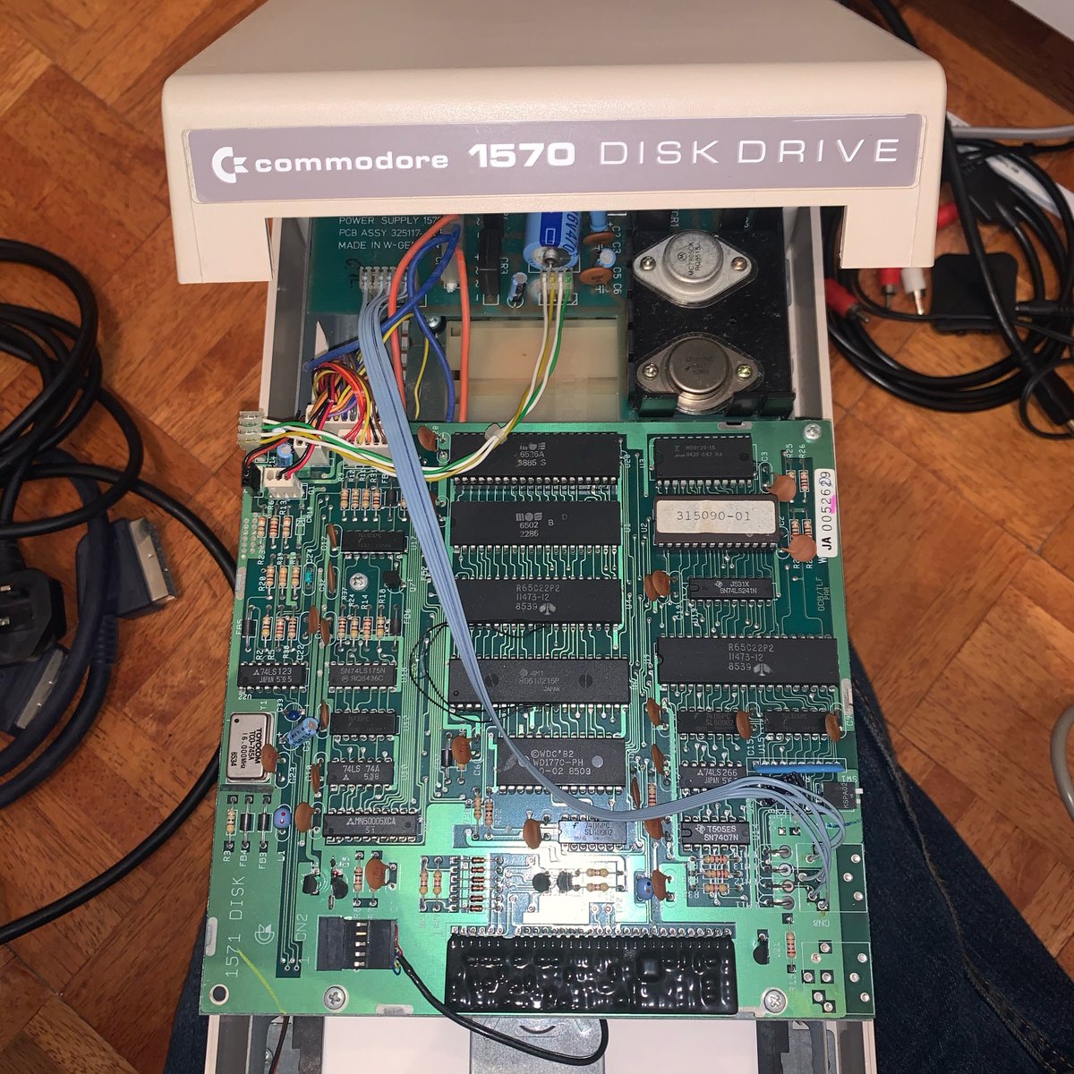 GeezerD205's tweet image. Wow! It’s soooo clean in here!
Looks like this drive had very little use in its first life.

#Commodore #DiskDrive #RetroGaming #Commodore1570