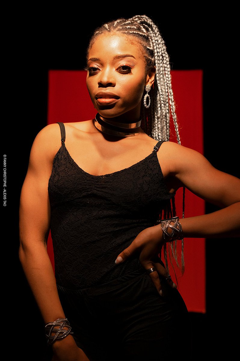 OUMAROU__TAO's tweet photo. [Friendly Reminder] 😲🚨
"Vuvuzela" video OUT NOW!!👇🏽
https://t.co/Ch2v0dAGxO
~
Performed by @ishakuofficial
Dir. by @Ndukongbertrand 
Prod. by @JoviLeMonstre
Make-up by @fu6nnya
Photographed by me
~
🚨@Contri_Boy dropping this friday! 
#Cameroon #Cameroun #newbellmusic #Hadari https://t.co/T7EgC16p7r