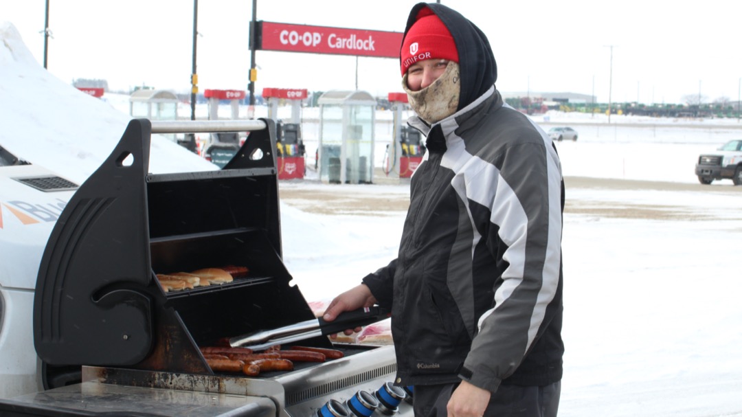 UniforTheUnion's tweet photo. Fall out from the @CoopFCL lockout extended to Yorkton today as Unifor members shut down a cardlock and bulk fuel station. Visit https://t.co/rLJ3D7XXRt to send a message in support of western oil &amp; gas workers. #skpoli #canlab #SupportUnifor594 @Unifor594 https://t.co/Rhpymdq5of