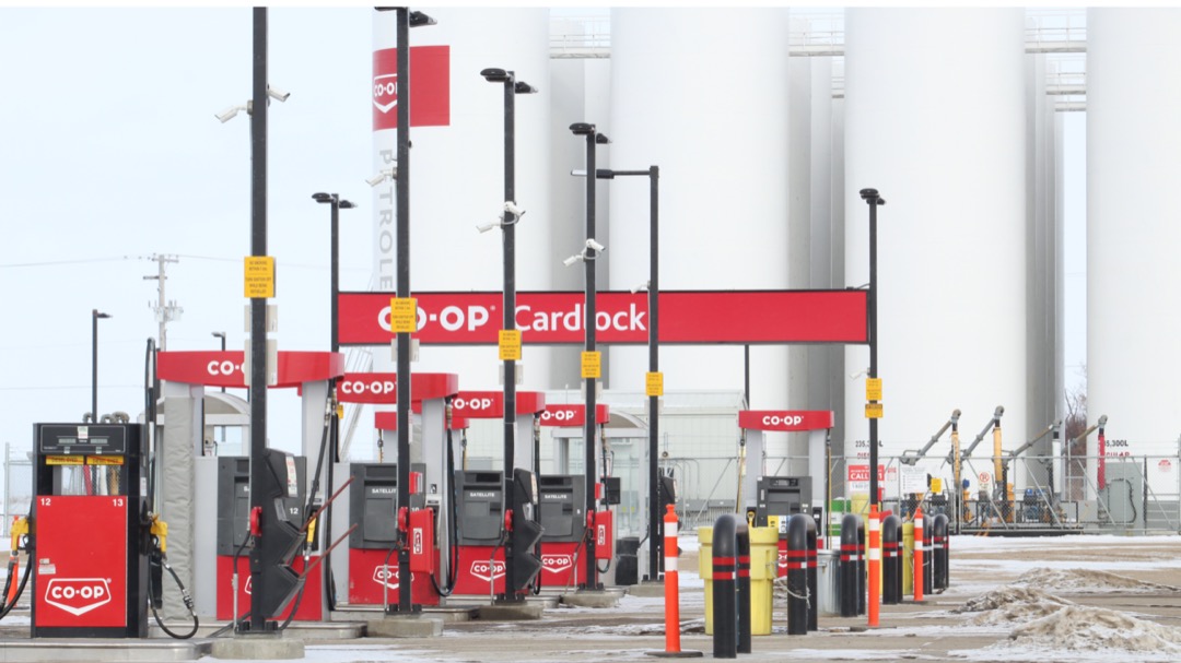 UniforTheUnion's tweet photo. Fall out from the @CoopFCL lockout extended to Yorkton today as Unifor members shut down a cardlock and bulk fuel station. Visit https://t.co/rLJ3D7XXRt to send a message in support of western oil &amp; gas workers. #skpoli #canlab #SupportUnifor594 @Unifor594 https://t.co/Rhpymdq5of