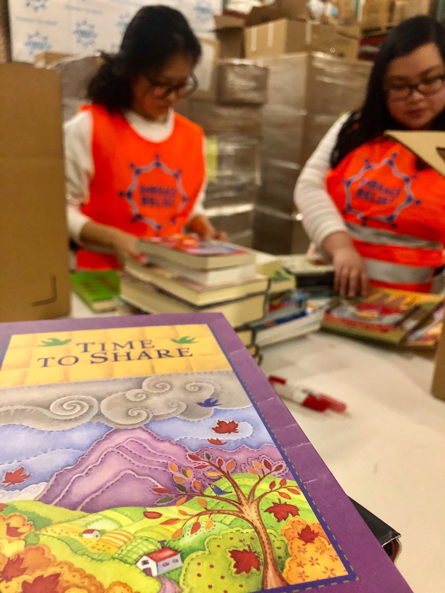 EmbraceRelief's tweet image. Our interns here at ER were hard at work today packaging 14,000 books that will be sent over to libraries &amp;amp; schools in #Kenya! A special thank you to all who helped contribute books toward our #libraryproject, it goes to show that team work makes the dream work! 😁📚 #thankyou