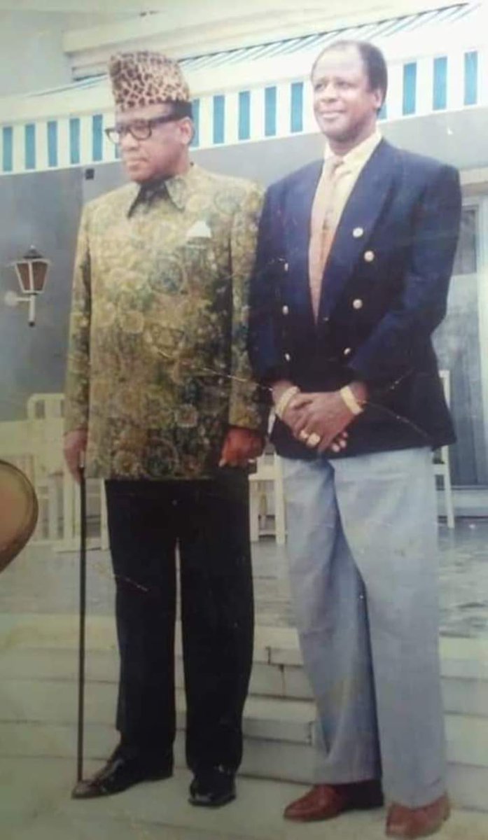 LBaryum's tweet photo. Vu sur #Facebook.
"Il paraît que cet homme qui erre aujourd'hui dans les rues est le même qui paradait aux côtés de Mobutu, avait la ligne téléphonique directe de Eyadema et ses entrées auprès de Blaise Compaoré. Il paraît qu'il était fortuné, tout-puissant et craint." #BasicSoul https://t.co/YZK73Iwfzc