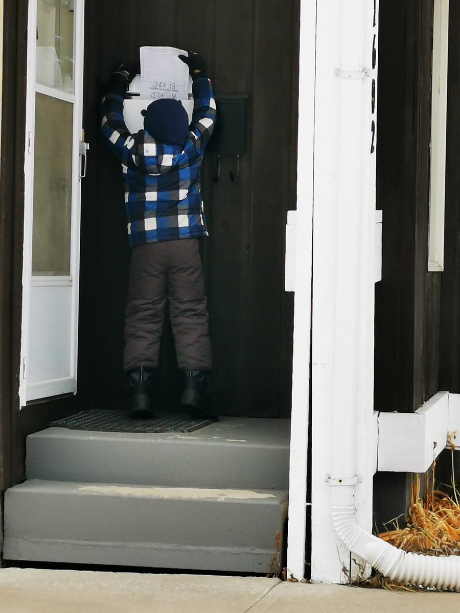Delivering kindness to #LiftEachOtherUp in our Ecole Forest Grove School community on #PinkShirtDay ⁦<a href="/StoonPubSchools/">Saskatoon Public Schools</a>⁩