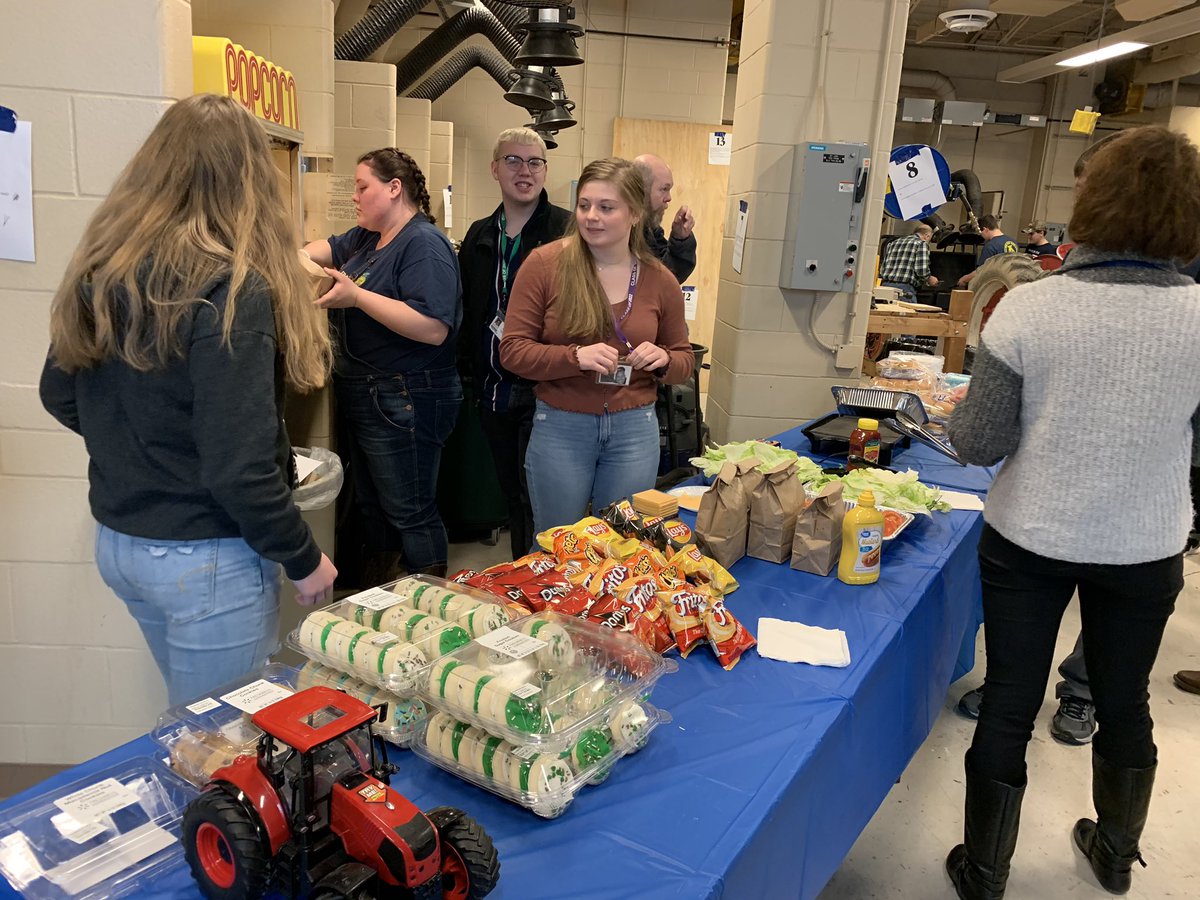Franklin_CommHS's tweet photo. Sheep shearing and locally grown beef for all FCHS staff down in the Ag Department! Huge thank you to Mrs. Geesey and her father for providing and cooking all the burgers! https://t.co/2N3zJFAosz