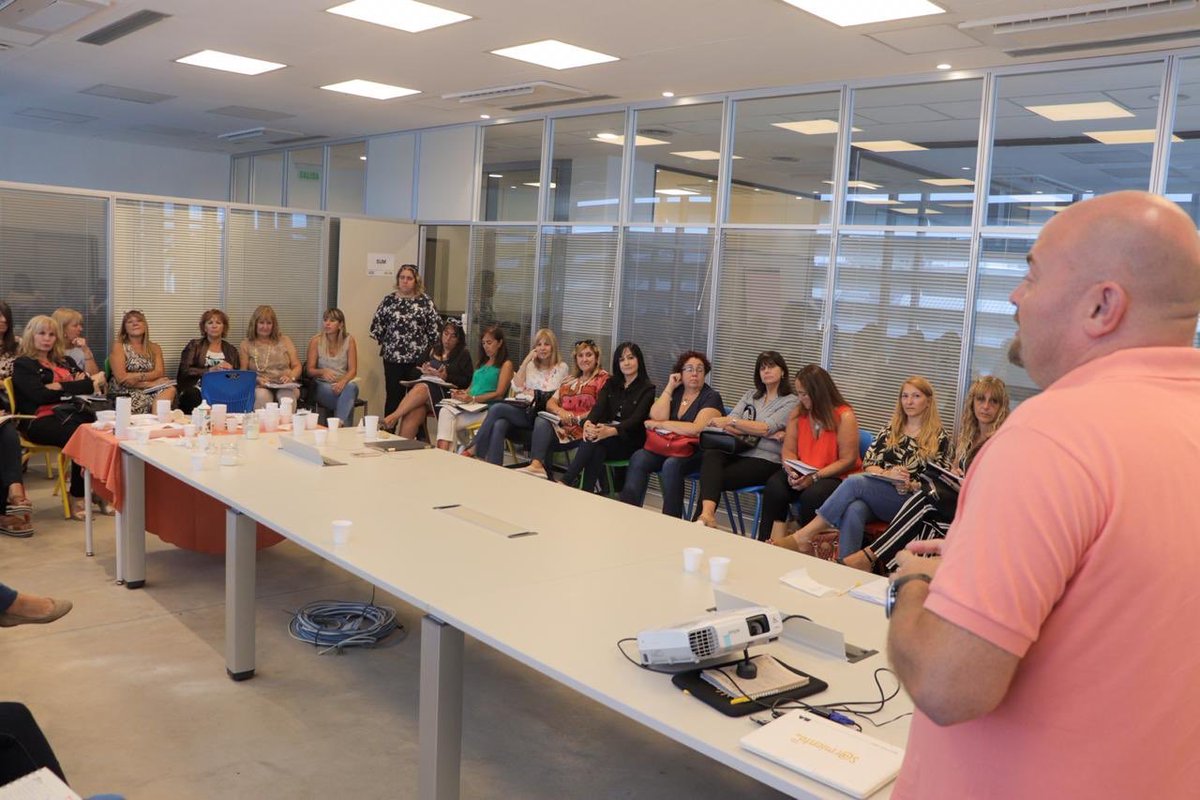 Hoy estuve reunido con Supervisores del área de Inicial y Supervisores Curriculares de Música, pensando juntos el inicio del ciclo lectivo.
#CicloLectivo2020
#MásEscuela