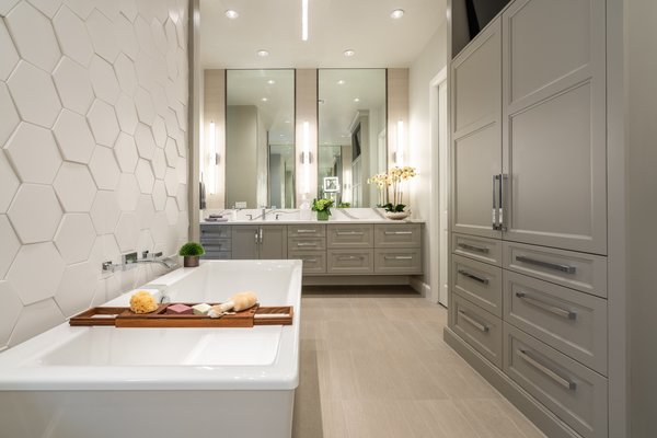 thenkba's tweet image. A6) A calming color palette, heated floors and a TV make this bathroom a serene, wellness escape. This design by Bill Livingston at #Livcentric won the second place #NKBAAward for Traditional Large Bathrooms at #KBIS2020. #kbtribechat