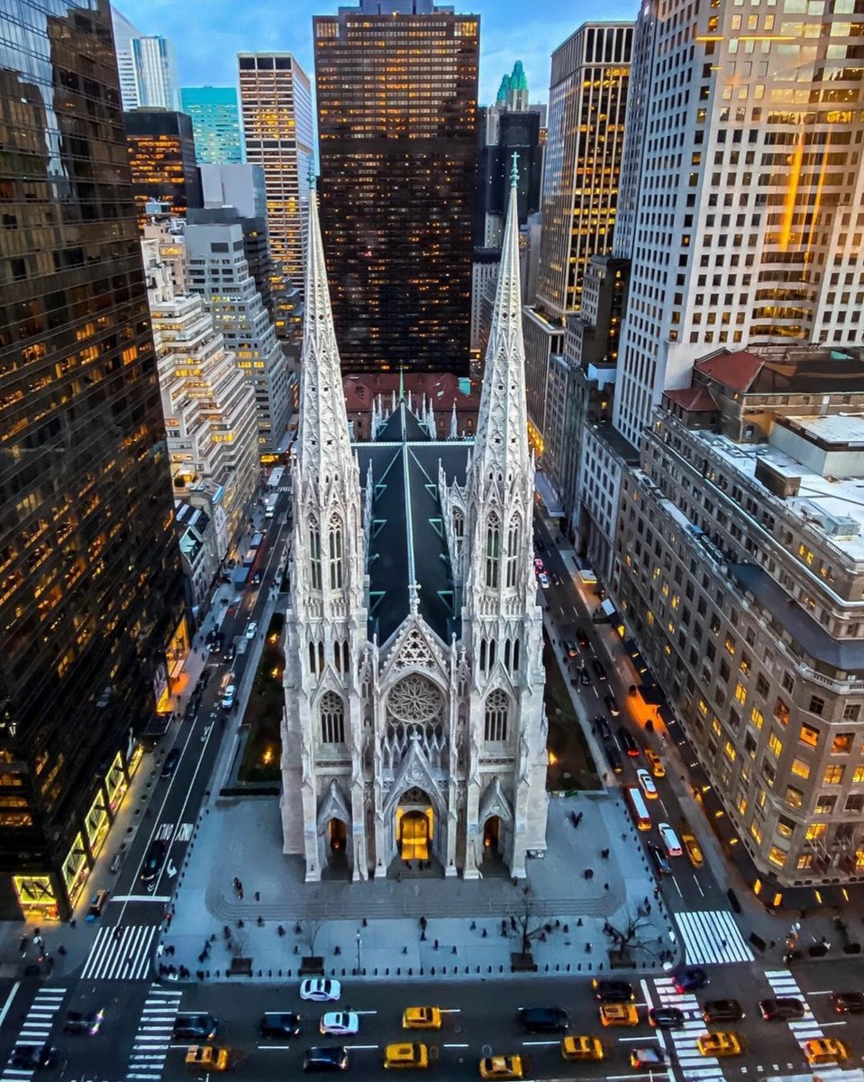 Amazing view of St. Patrick's Cathedral.
IG 📸 <a href="/Boubah360/">Boubah360</a>

#newyorkerhotel #stpatrickscathedral #explorenyc #nyclandmark #experiencenyc #5thavenue #manhattan