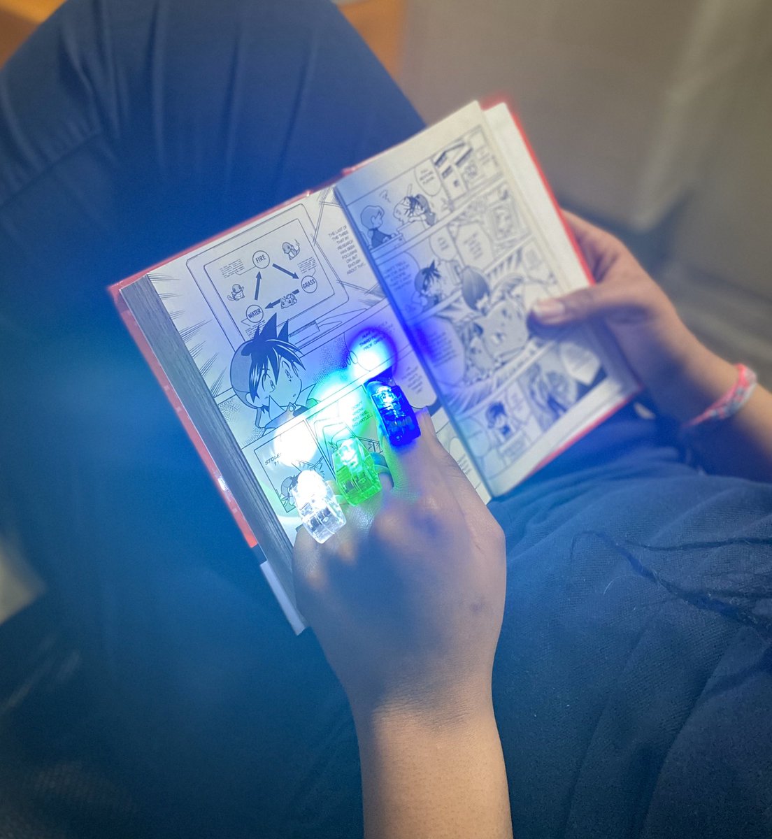 AMSLibraryReads's tweet image. Today’s Library Independence  @AnnapMSAACPS- Flashlight Reading!🔦#AACPSAwesome #TooFun