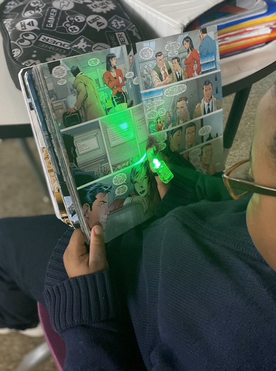 AMSLibraryReads's tweet image. Today’s Library Independence  @AnnapMSAACPS- Flashlight Reading!🔦#AACPSAwesome #TooFun