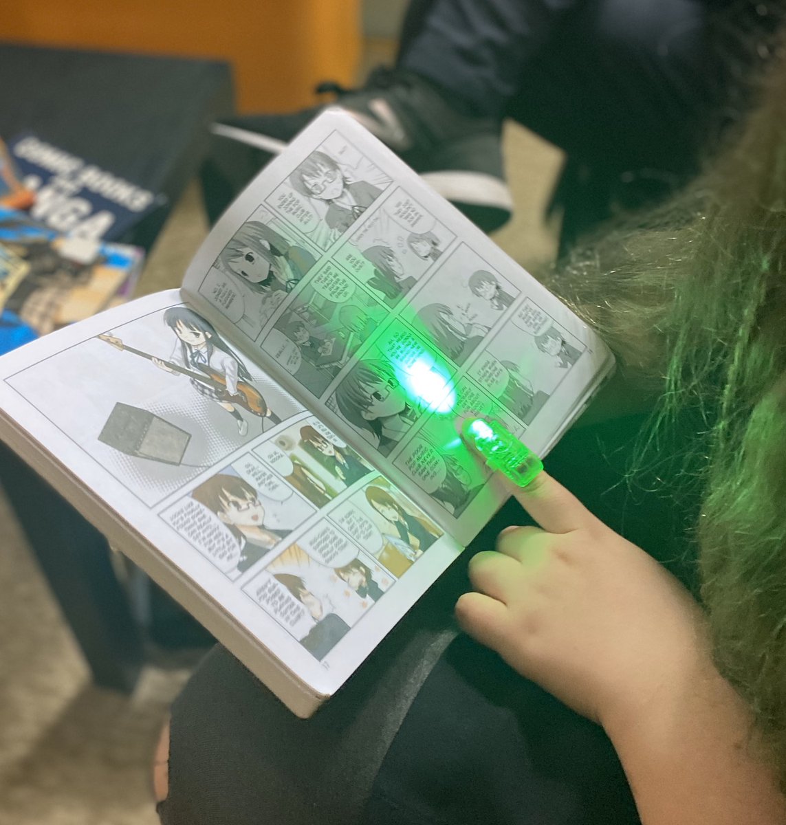 AMSLibraryReads's tweet image. Today’s Library Independence  @AnnapMSAACPS- Flashlight Reading!🔦#AACPSAwesome #TooFun