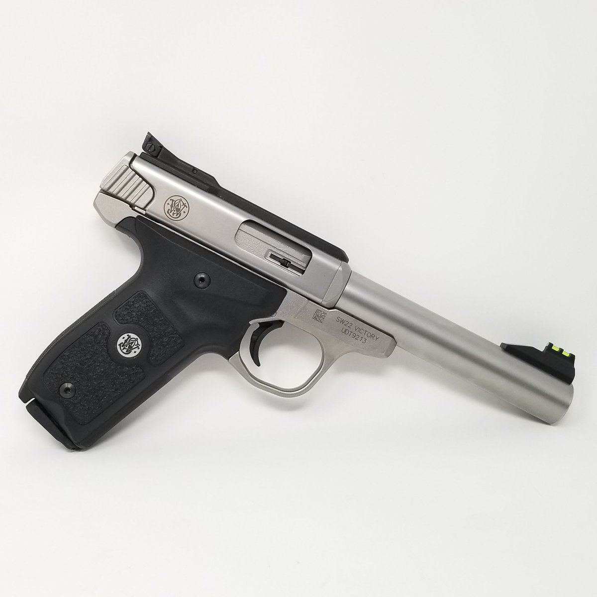 TopGunPawn's tweet photo. Smith & Wesson #SW22 VICTORY with Fiber Optic Sights! Chambered in .22 LR (10+1 capacity) makes it great for plinking and cost conscious training. 🧠✅
•
Excellent #22LR Pistol for #Plinking, #CompetitionShooting, #Hunting, #RecreationalShooting, and #StateCompliance! https://t.co/H5SbnihUcF
