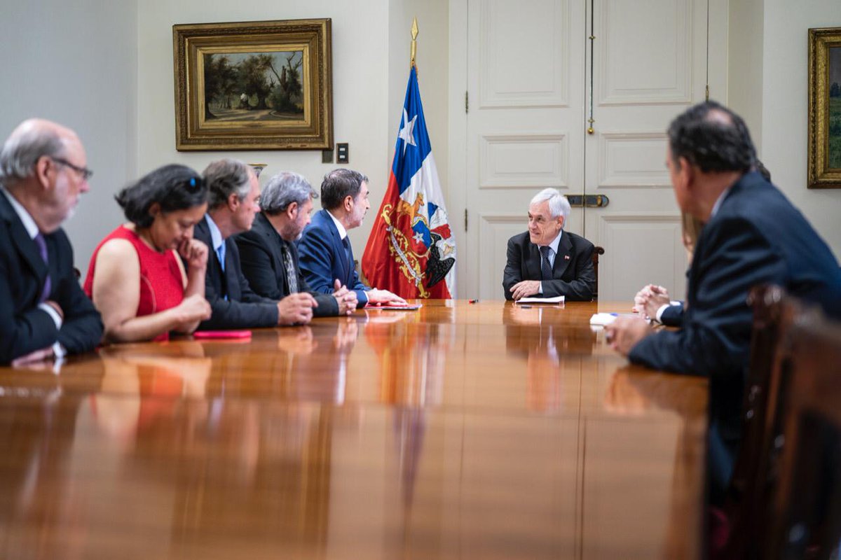 sebastianpinera's tweet photo. La inmensa mayoría quiere perfeccionar o cambiar nuestra Constitución. Hay 2 caminos democráticos para lograrlo y los chilenos lo resolverán en abril. Nos reunimos con Servel para coordinar y garantizar un Plebiscito democrático, limpio y transparente y con amplia participación. https://t.co/6x5cyosaf6