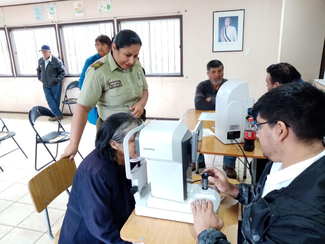 CarabLosRios's tweet photo. Carabineros de la Of de Integración Comunitaria de #LaUnión cooperaron en la realización de un operativo oftalmológico organizado por la Unión Comunal de Vecinos en la localidad de Llancacura Alto. En actividad personal policial donó vestimentas y juguetes.
#ElRanco https://t.co/PWF6r4JNvv