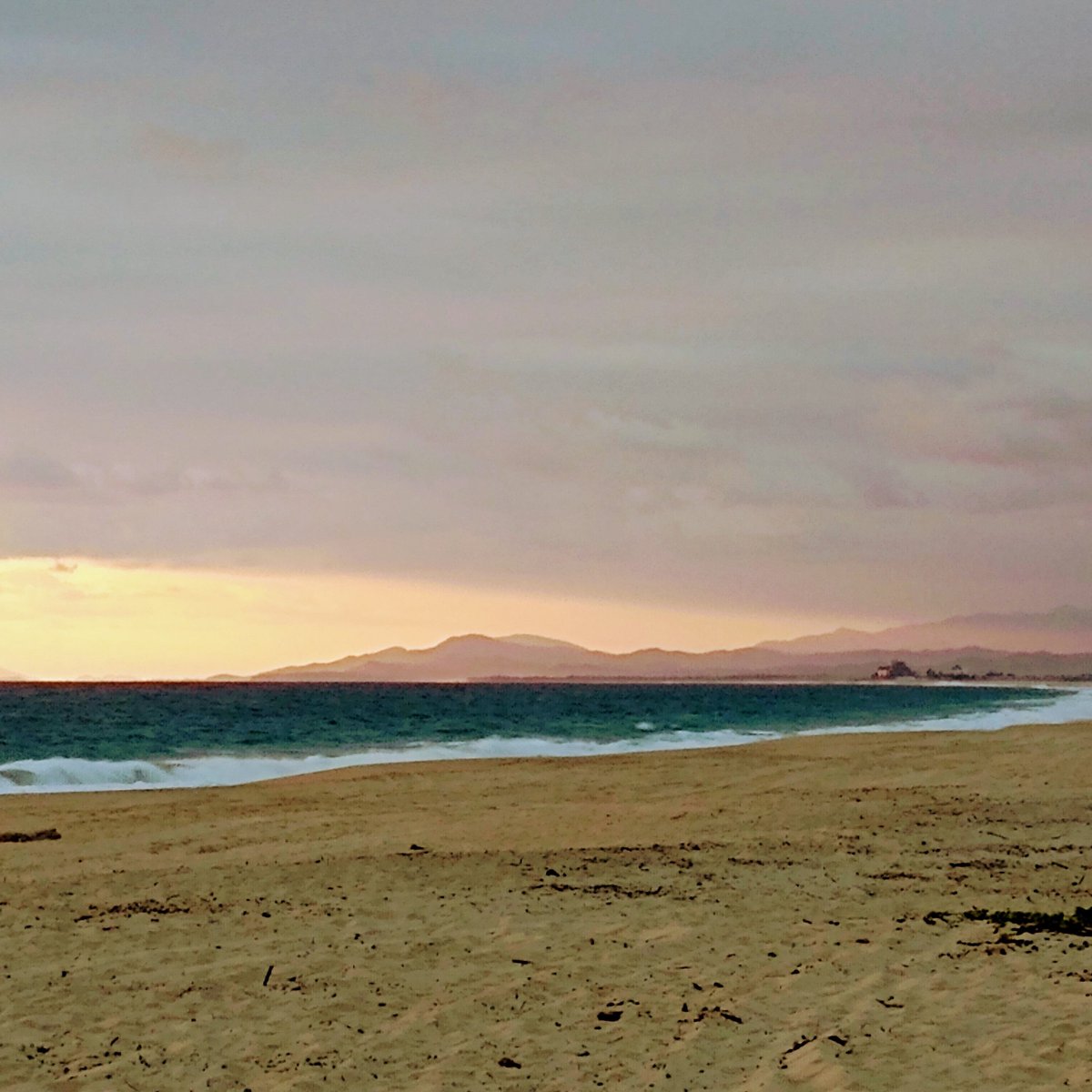 puntazicatela's tweet photo. The rain was rolling in and we had no intention of going anywhere. #paradise #playa #puertoescondido #oaxaca #mexico #beach #sunset #nature #NaturePhotography #viajar #travel #mexicotravel #travelphotography https://t.co/b0pBhqa6UD
