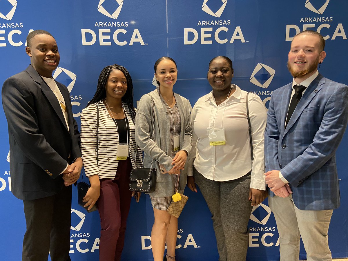 JHSDECA2's tweet photo. Jacksonville Titans ready to present @ArkansasDECA  @JNPSD1 https://t.co/9F97HSycyB