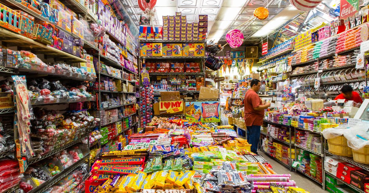 AutoVenture's tweet photo. The city that never sleeps also shops till they drop. No matter where you are in New York City, you'll find cool boutiques and local outlets. If you're visiting the #LowerEastSide, you'll find hyper-specific specialty shops. Start saving now! #NewYorkCity https://t.co/O1geL15PEf https://t.co/ErppukAxA5