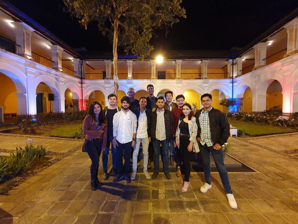 Los docentes Diego Hurtado y Andrés Cevallos junto a un grupo de estudiantes de la Facultad de Arquitectura conforman el equipo pluridisiplinario, ganador del Concurso del Corredor Metropolitano. La propuesta Re-inspirar, fue el proyecto ganador del plan de desarrollo urbanístico