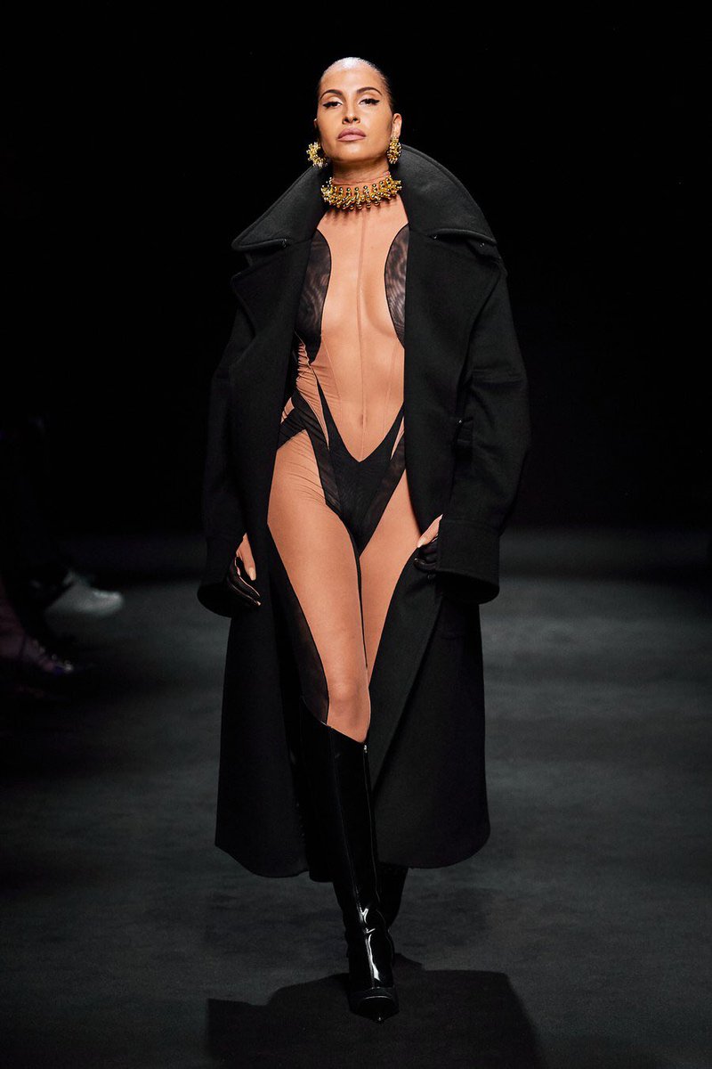 mefeater's tweet photo. Snoh Aalegra killing it in the Mugler Fall 2020 Ready-to-Wear show #PFW 🖤 https://t.co/t51lVGzDna