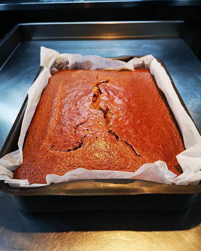 There’s nothing better than sticky toffee pudding straight out of the oven 😍 It’s now sliced and ready for dinner service (maybe, just maybe, minus one portion - mandatory fox taste test 🦊)
.
.
.
.
.
.
.
.
.
#stickytoffeepudding #stickytoffee #oven #straightoutoftheoven #war…