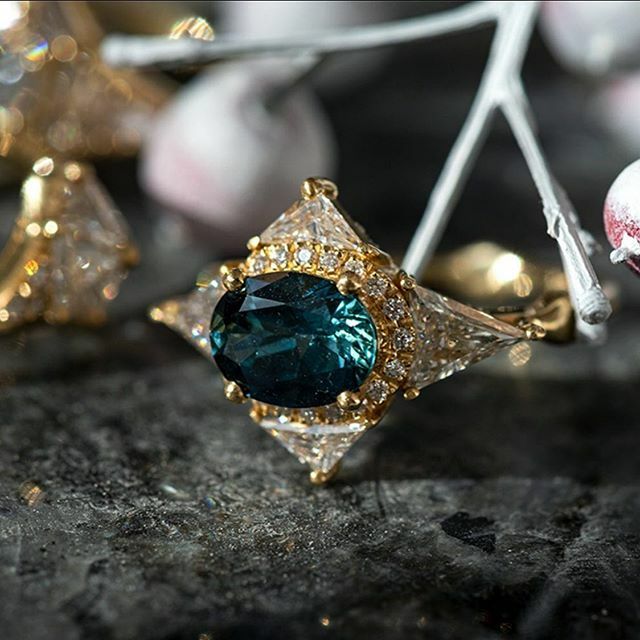 artemerstudio's tweet photo. It’s hard to believe that this sapphire’s color is completely natural. Makes me think about how legends are born. Incredible facts that happen in somebody’s life sometimes sounds so surreal that it’s hard to belive in them. 
The awesome diamond arrows ca… https://t.co/xFaZz3HNMF https://t.co/lL1w91uxvo