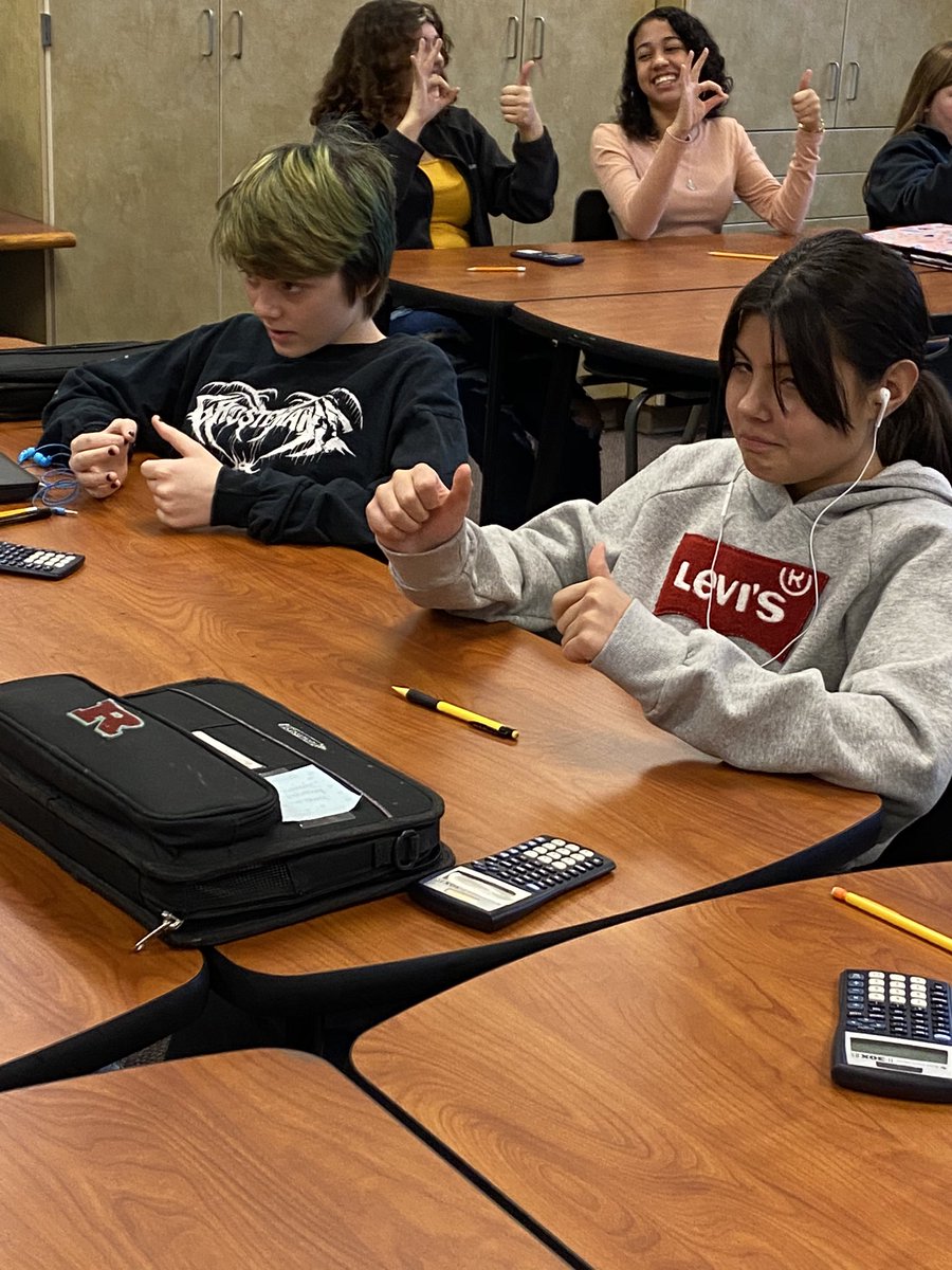 MrsBelangaRCS's tweet photo. Having fun with this opposite sides brain interval! @wertigers SEL informed. #RCSLearn #rcssel #tigerup https://t.co/ohAxur1UWX