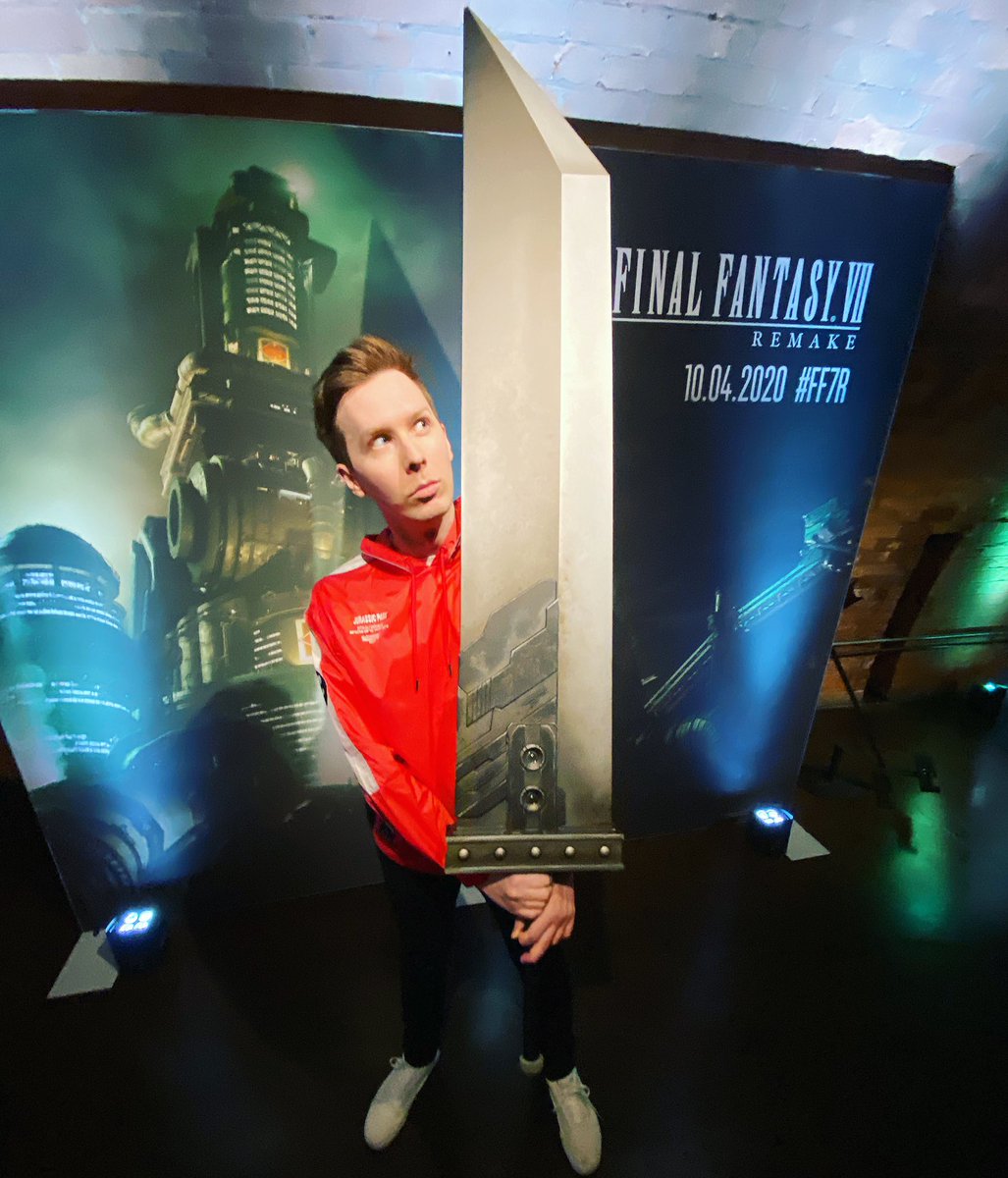 AmazingPhil's tweet image. I am way too clumsy to have been trusted posing with this incredibly gigantic and heavy buster sword. It is a miracle no one died