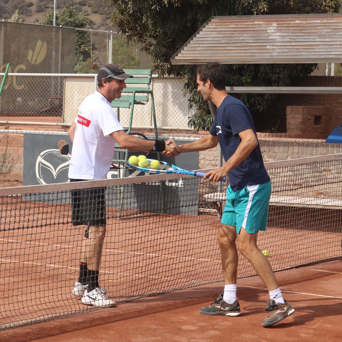 Jaime Rodríguez, tenista de Olimpiadas Especiales, y el español @albertramos88, entrenando juntos en el @chile_open. 🤩 Pura #inclusión! #ChileDoveMenCareOpen