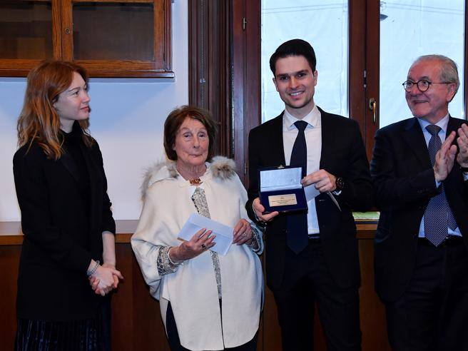 seriecofficial's tweet photo. Premio #Stracca &amp; Premio #LegaPro, i giovani giornalisti del futuro. I vincitori dell'edizione 2020 👉🏻 https://t.co/MW1SCTAYv2

Cerimonia il 26 marzo al @Corriere, con @FrancescoGhire2, @criscapotondi, Francesca #Piccinini, Ludovica #Mantovani e Milena #Bertolini ⚽📰

#SerieC https://t.co/7mfQSmvhNc