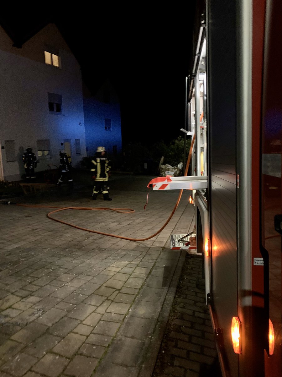 +++EINSATZINFO +++
#FW #Grävenwiesbach #Einsatz aktuell befinden wir uns im Einsatz bei einem Zimmerbrand in Grävenwiesbach. 🔥 ist aus, Lüftungsmaßnahmen laufen. Ein 🚑, die Polizei und die  🚒  #Grävenwiesbach und #Hundstadt sind vor Ort. #gemeinsamstark