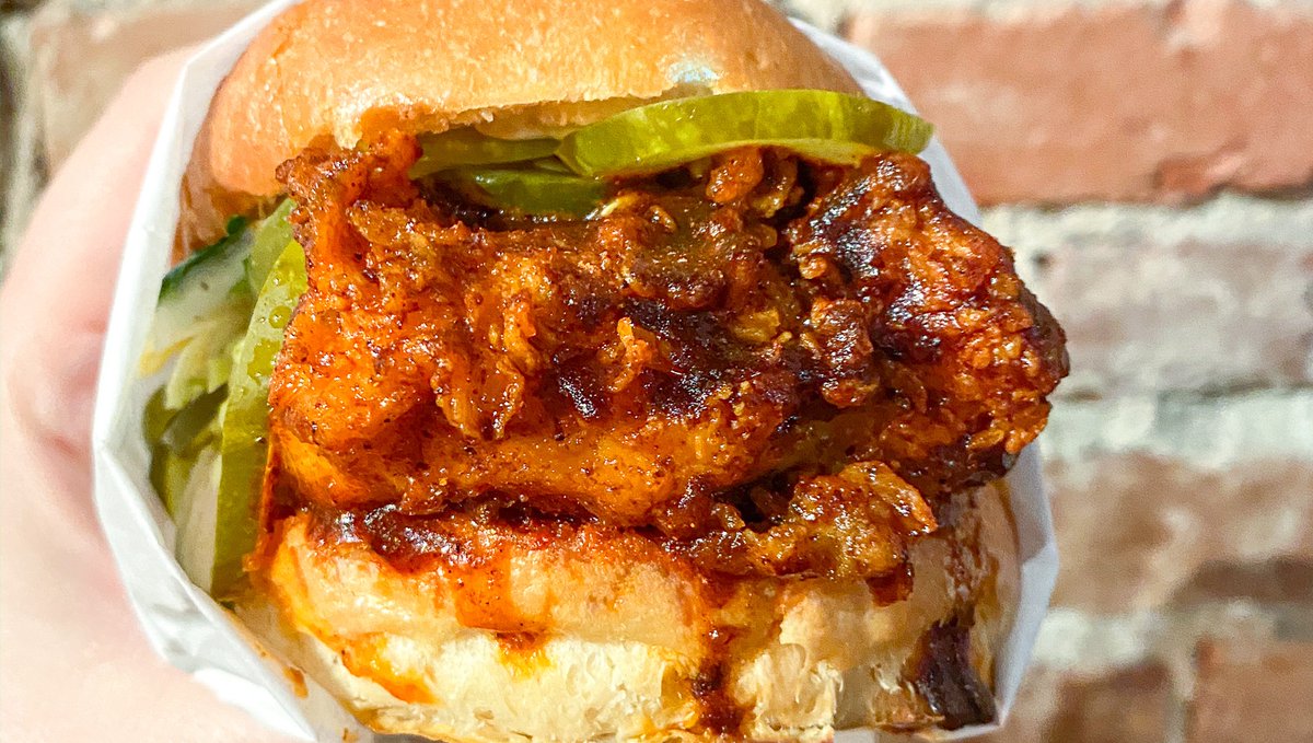 grubshots_'s tweet photo. BIRDIES SPICY! 🔥 Fried chicken, cole slaw, ghost pepper mayo, pepper jack &amp; cured pickles. https://t.co/h7VmoCC92N