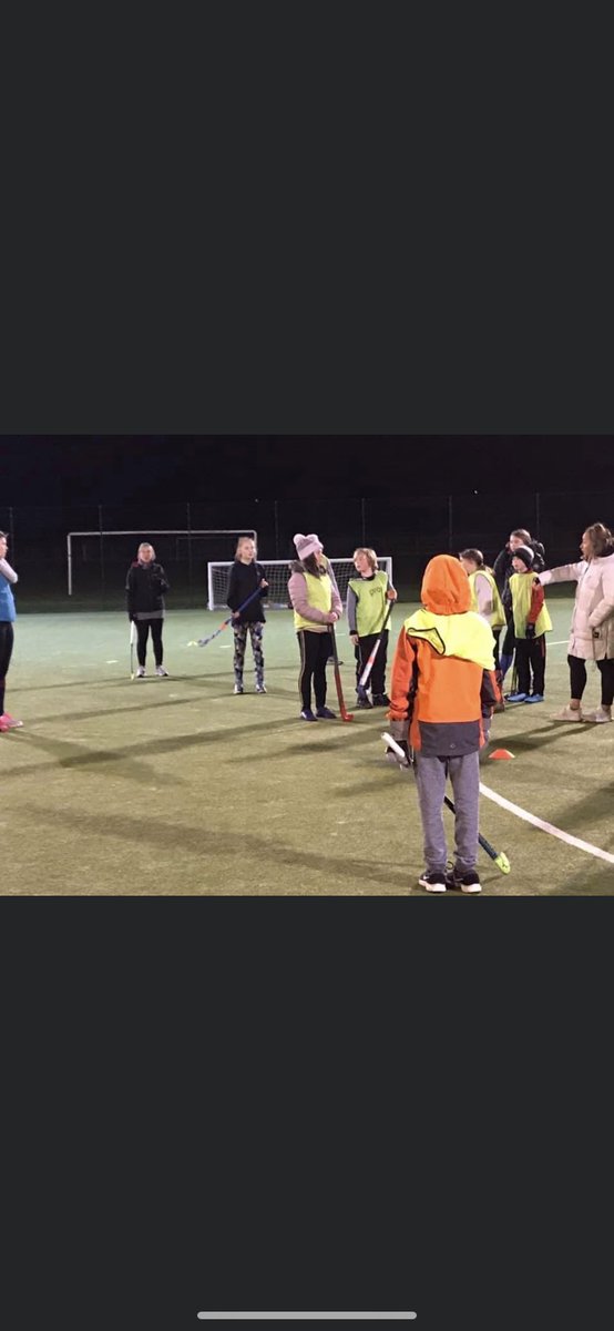Bitterly cold tonight ❄️❄️❄️ - but it didn’t stop some awesomely talented players taking to the pitch and giving 100% 😀😀. Great skills displayed tonight with our coach Ellie devising different ways to play defence versus attack 👏👏👏 . See you all next Wednesday 😊