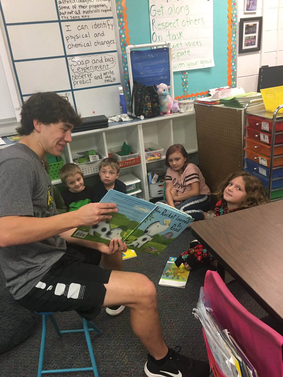 JacksonDawnM's tweet photo. A big thank you to @FHSBaseballNews for taking the time to come read to our 2nd graders @WardHighlands . After we shared our CKLA decodable readers, team members read AR books to small groups. So fun! https://t.co/4rvHhyuItF