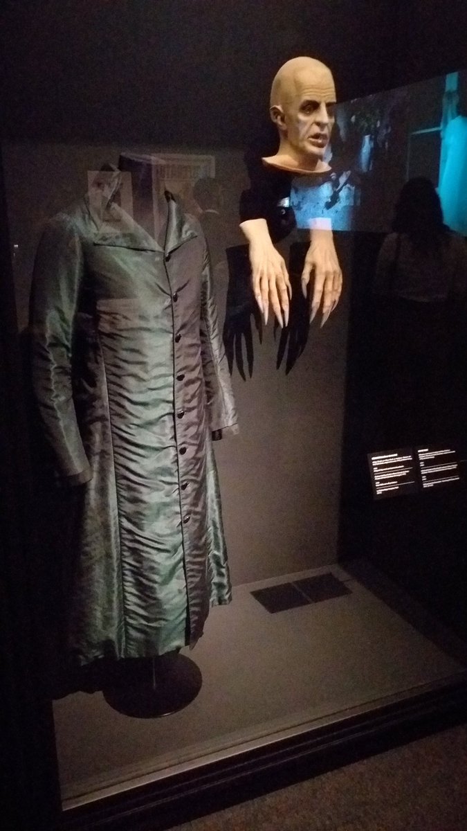 AlbertoCR_'s tweet photo. Buah, qué guay la exposición #VampirosCaixaForum. Un gran recorrido por la historia de esta criatura a través del audiovisual con piezas muy destacables. https://t.co/EEcqZuMtkW