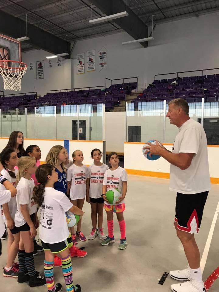 ThunderhoopCamp's tweet photo. Shout out to Jim Zoet, a guest speakers who has supported #Thunderhoops since day one! Jim is a former Detroit Pistons NBA player, and he was inducted into the CDN Bball Hall of Fame in '15. Jim teaches the campers that you have to play big, no matter how small you may be 💪 https://t.co/NARXwBidJa
