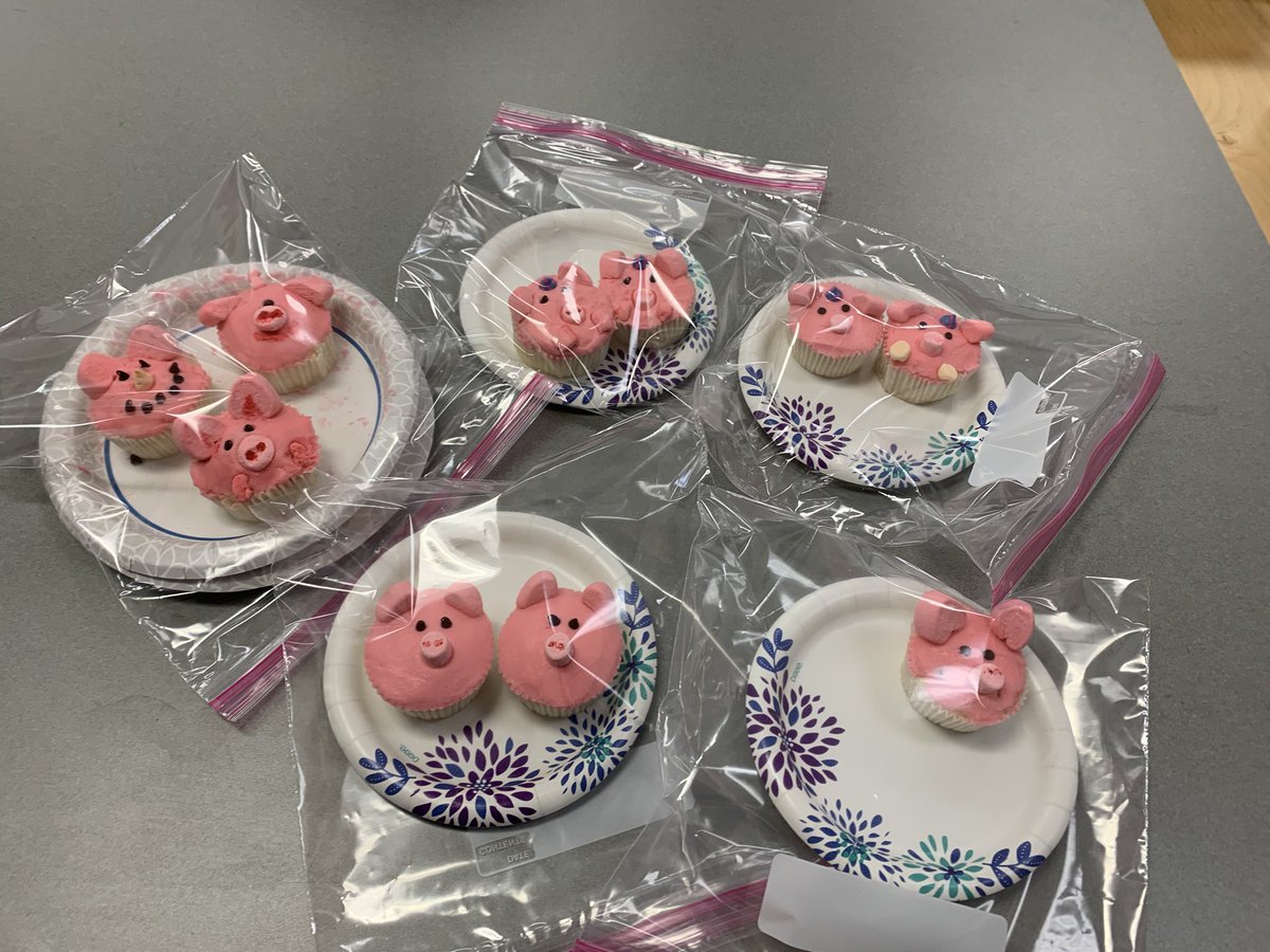 mrs_harvell's tweet photo. Baking Club + Tell a Fairy Tale Day = Piggy Cupcakes! #TimberviewMS #WeBake #onetimberview https://t.co/RhBm10htF6