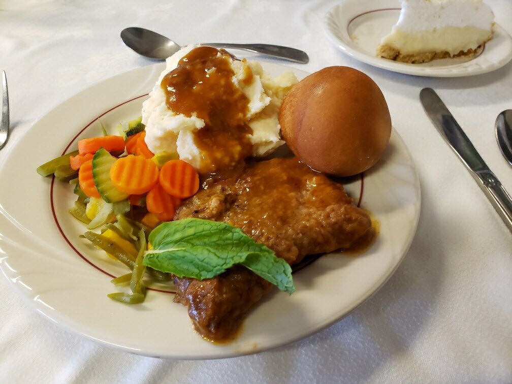 CedarRidgeHC's tweet photo. Swiss Steak w/ Garlic Mashed Potatoes, Capri Blend Vegetables, Dinner Roll. Key Lime Pie #SKYcloud9 #cedarridgehealthcampus #trilogyliving https://t.co/nmX9Zl4918