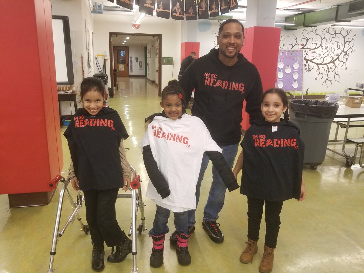 MrsShobeRSD's tweet photo. Shout out to #ImSoReading for stopping by and celebrating our honor students with icecream! Also to The Plug for surprising one lucky honor roll student with a pair of new kicks! AES is so blessed to be surrounded by such an amazing community! #aesleaders https://t.co/p1HzETmzZ0