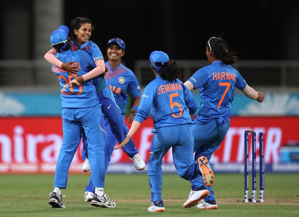 WomansT20's tweet photo. India and New Zealand have gotten off to perfect starts in their #T20WorldCup campaigns, sitting first and second in Group A. 

They lock horns in Melbourne today. Shafali Verma &amp; Poonam is the 🔑

Which side are you backing?

#INDvNZ https://t.co/uGBMxaarw6