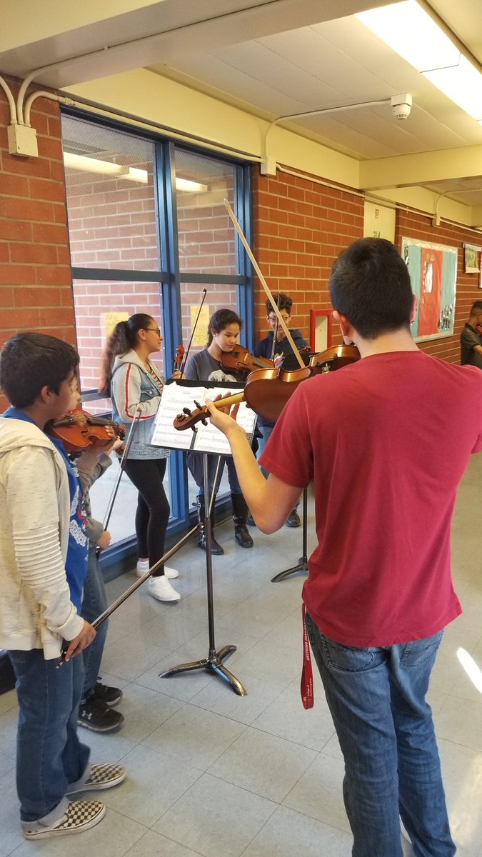 CSwithRamirez's tweet photo. 📣Shout out to the Awesome Music Dept @debvasquez @SimonsPUSD coordinating with @GareyHighPUSD music🎶 stdnts to guide &amp; practice for mastery, going above and beyond to provide opportunity for students!👏👍 Arts and music makes minds brighter 🎻🎺🎷🎶 https://t.co/DlDo60VtIT