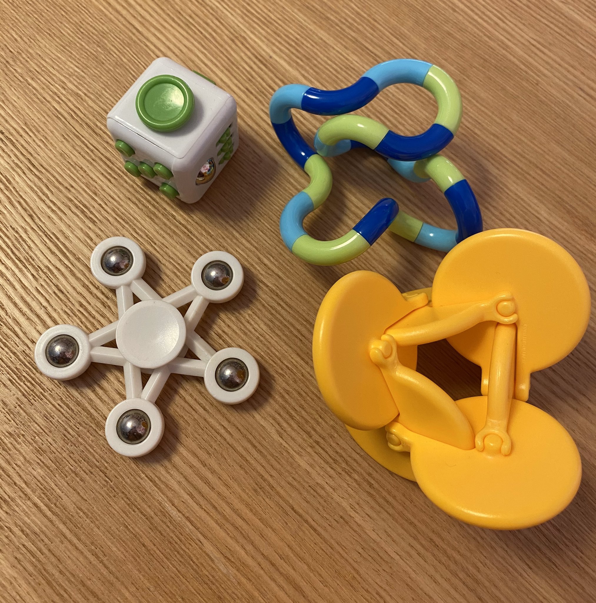 なちゅ でもさー 会話中に 手遊び系ガジェットを動かし続ける方 が私は会話に集中できるということがわかったんだけどさ 会話が始まった時にこれらをおもむろに取り出して動かし始められたら 事情を知らないひとは 話に興味がないんかな って なちゅ でもさー 会話中に 手遊び系ガジェットを動かし続ける方 が私は会話に集中できるということがわかったんだけどさ 会話が始まった時にこれらをおもむろに取り出して動かし始められたら 事情を知らないひとは 話に興味がないんかな って