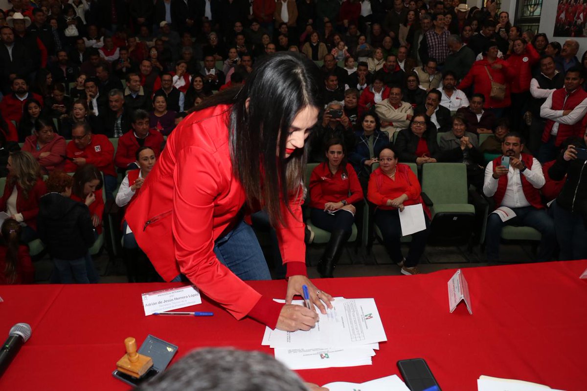 LuzMorales's tweet photo. Acudí ante la Comisión de Procesos Internos del @PRICoahuila a solicitar mi registro como aspirante a candidata a Diputada Local por el distrito XIII #Saltillo https://t.co/DsKul640vD