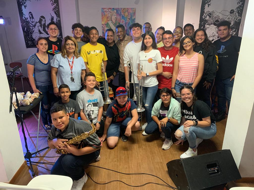 guayanillabanda's tweet photo. "Lo Nuestro Tour" taller ofrecido hoy para la Banda Escolar de Guayanilla, maestros de música, estudiantes, padres y público general!
¡Gracias a "Make Music Happen" y al trombonista William Cepeda!
#BandaEscolardeGuayanilla #BEG #kingsofthefields #showyourpride #marchingband 💚💛 https://t.co/5IbdGtgWkf