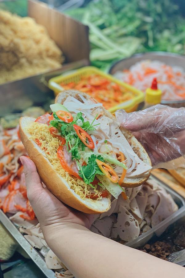 MnK93467068's tweet photo. Các vị đéo xứng đáng để được ăn chiếc bánh mì Vietnam đâu nhá :)) Sáng nào mẹ tao cũng mua cho tao 1 ổ để ăn :)) và tao thấy nó rất ngon :)) 
#KoreansApologizetoVietnam https://t.co/VKcJDJrxlZ