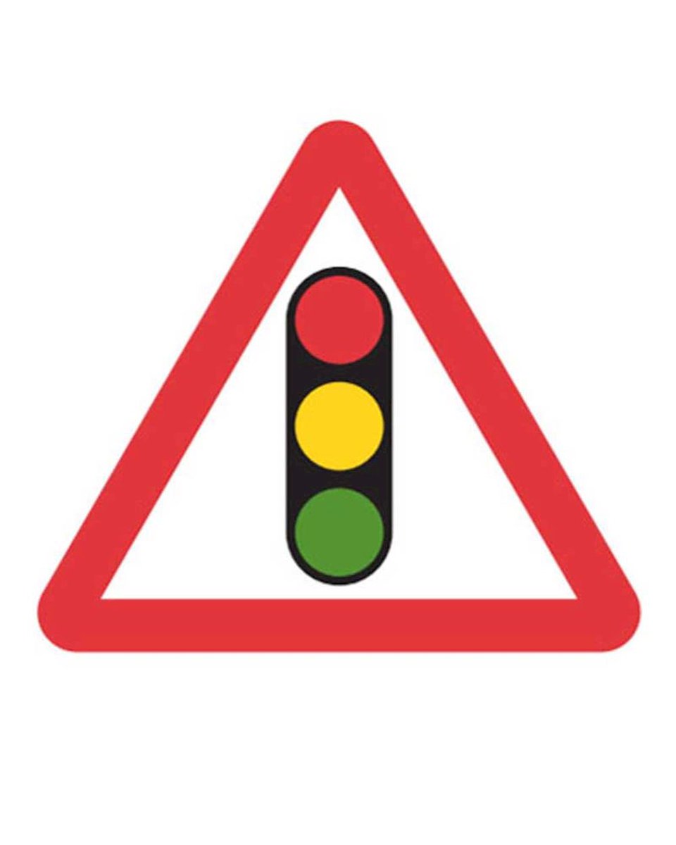 ChigwellPrimary's tweet photo. Remember to allow extra time for drop off &amp; pick up from school as there are temporary lights on the roundabout. 
These will be in place all week. 
Please take extra care, thank you!
#keepourchildrensafe #roadaware https://t.co/cz0HGnXEch