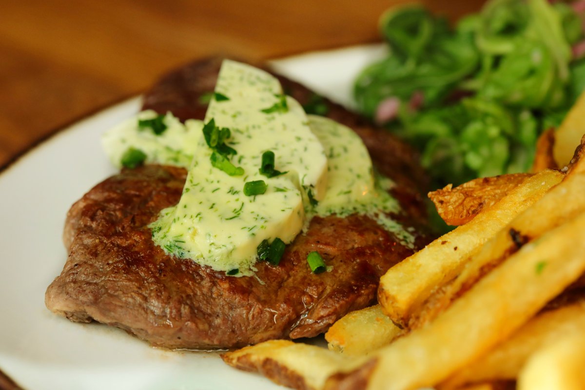 Come for happy hour, stick around for the steak frites 
📸 @madnagency 
#troquetchi #frenchbistro #steakfrites #happyhour #rivernorthrestaurants