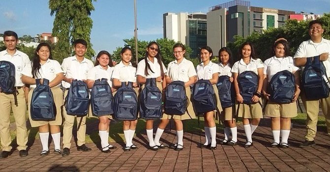 VISFoundationSV's tweet photo. Comprometidos por la educación y el desarrollo del país, Indufoam, a través de la Fundación Toruño Steiner y con el apoyo de Fepade,  nos entregaron 12 becas de estudio que beneficiarán a nuestros alumnos de bachillerato por su buen rendimiento académico. https://t.co/7Y1AuW5muu